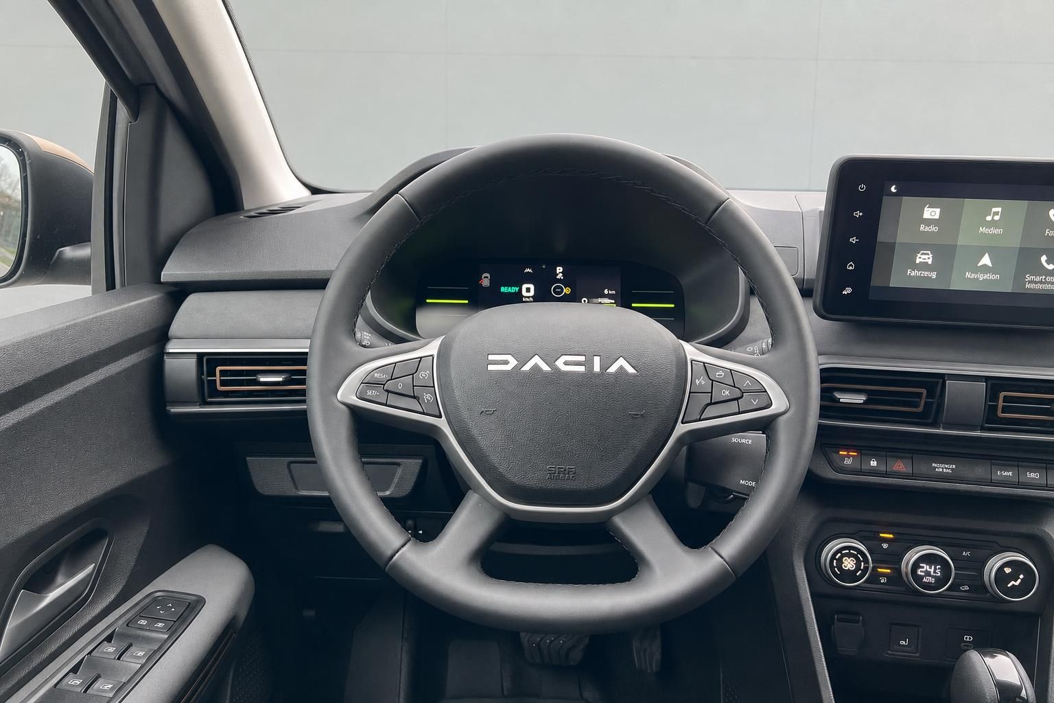 Dacia Armaturenbrett mit Lenkrad und Infotainment-Display im modernen Fahrzeuginnenraum