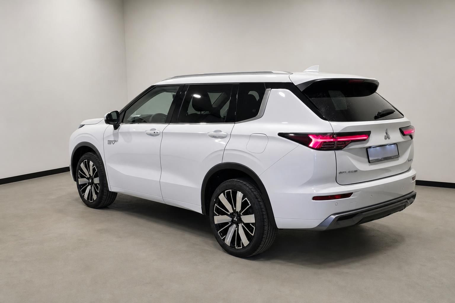Mitsubishi Outlander PHEV weiß, Heckansicht im Studio