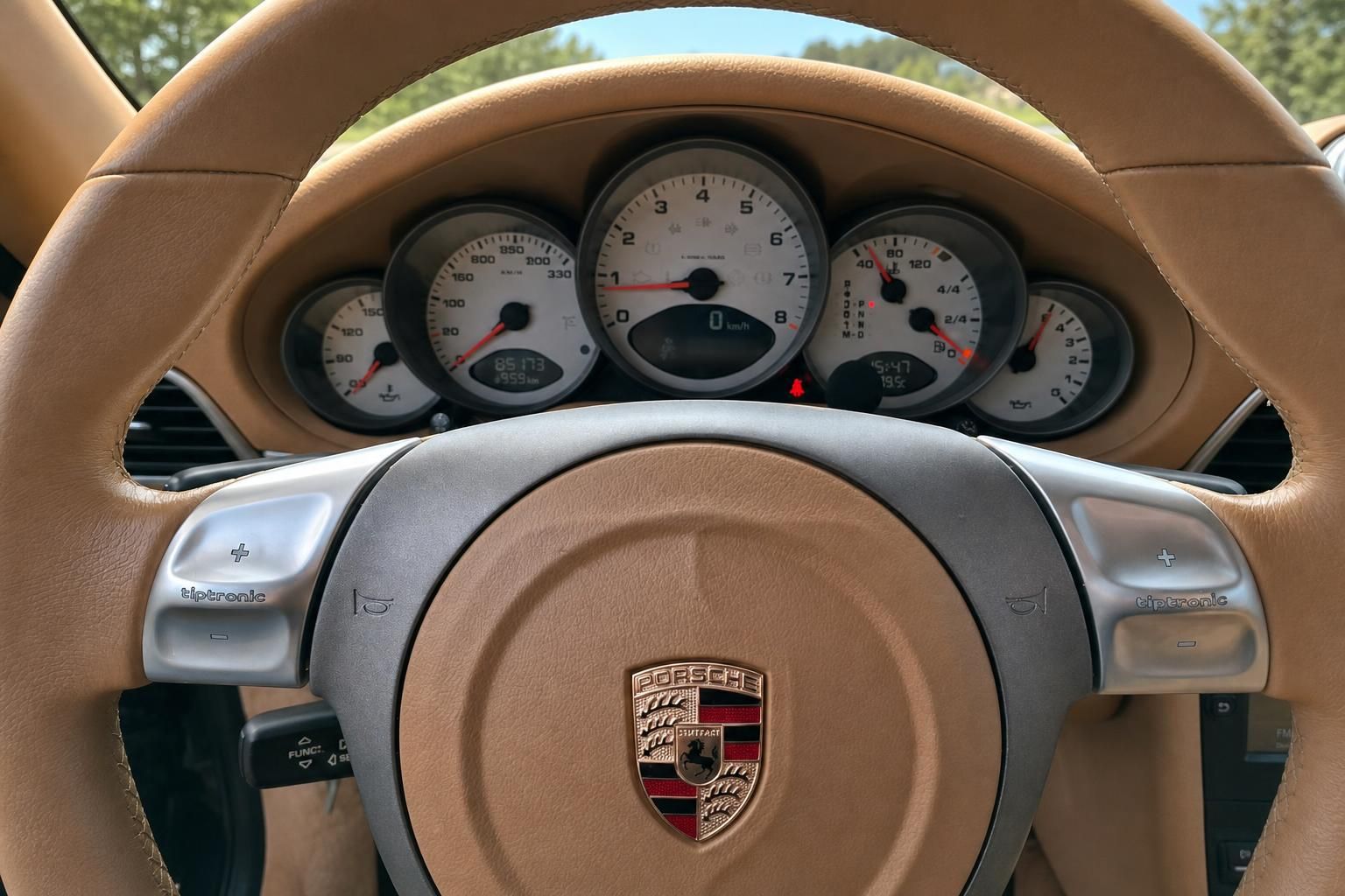 Porsche Lenkrad mit Instrumententafel und Tiptronic Schaltwippen