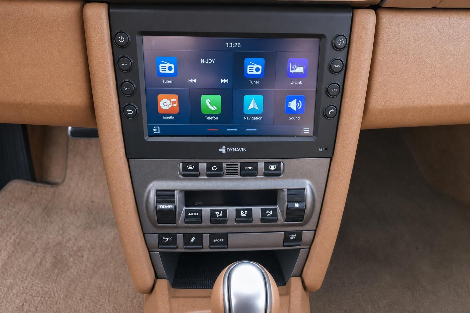 Fahrzeug-Infotainmentsystem mit Touchscreen und Klimabedienung