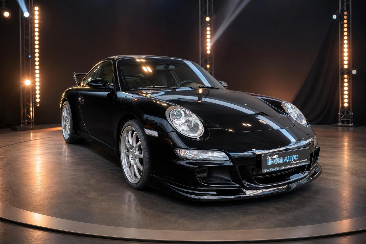 Porsche 911 GT3 schwarz Schrägansicht vorne rechts Sportwagen