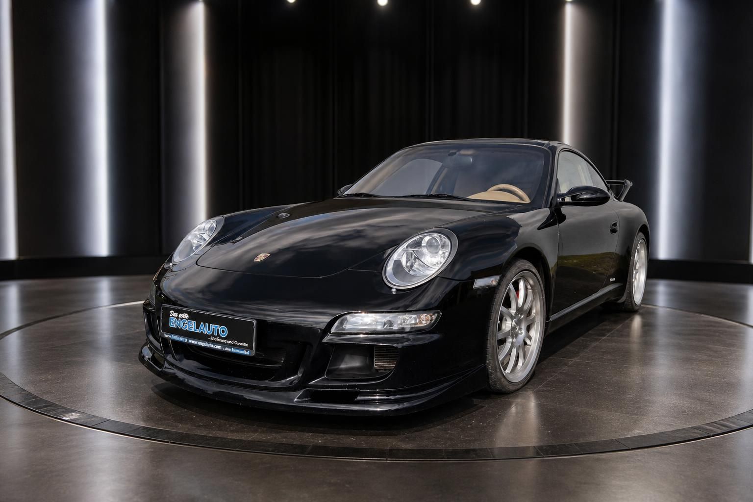 Porsche 911 GT3 schwarz Schrägansicht vorne links Sportwagen