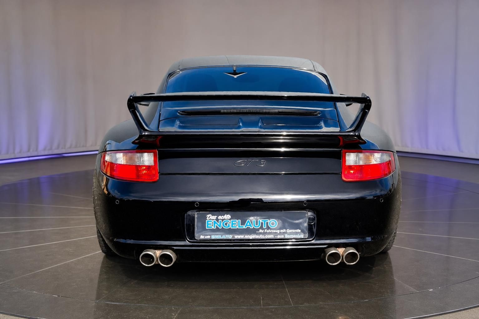 Porsche GT3 Sportwagen in dunkelblau - Heckansicht mit Spoiler und Doppelauspuff