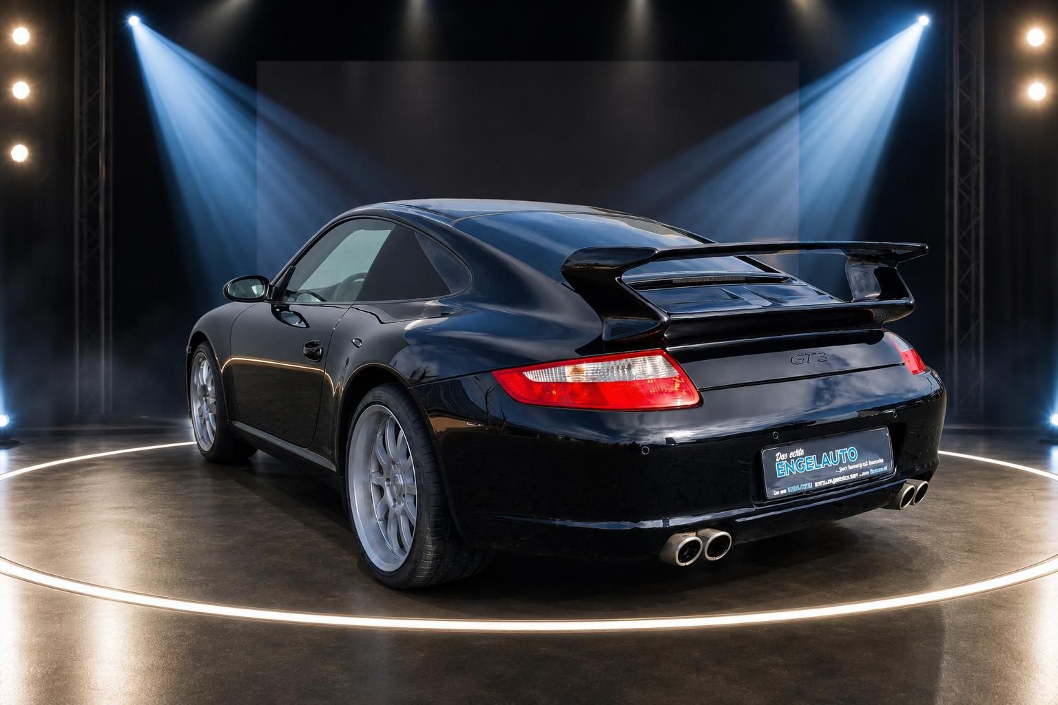 Porsche GT3 in schwarz - Heckansicht mit Walschenflügel und Doppelauspuffanlage