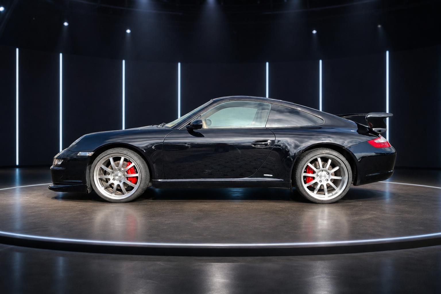 Porsche 911 GT3 in dunkelblau - Seitenansicht mit roten Bremssätteln und Sportfelgen