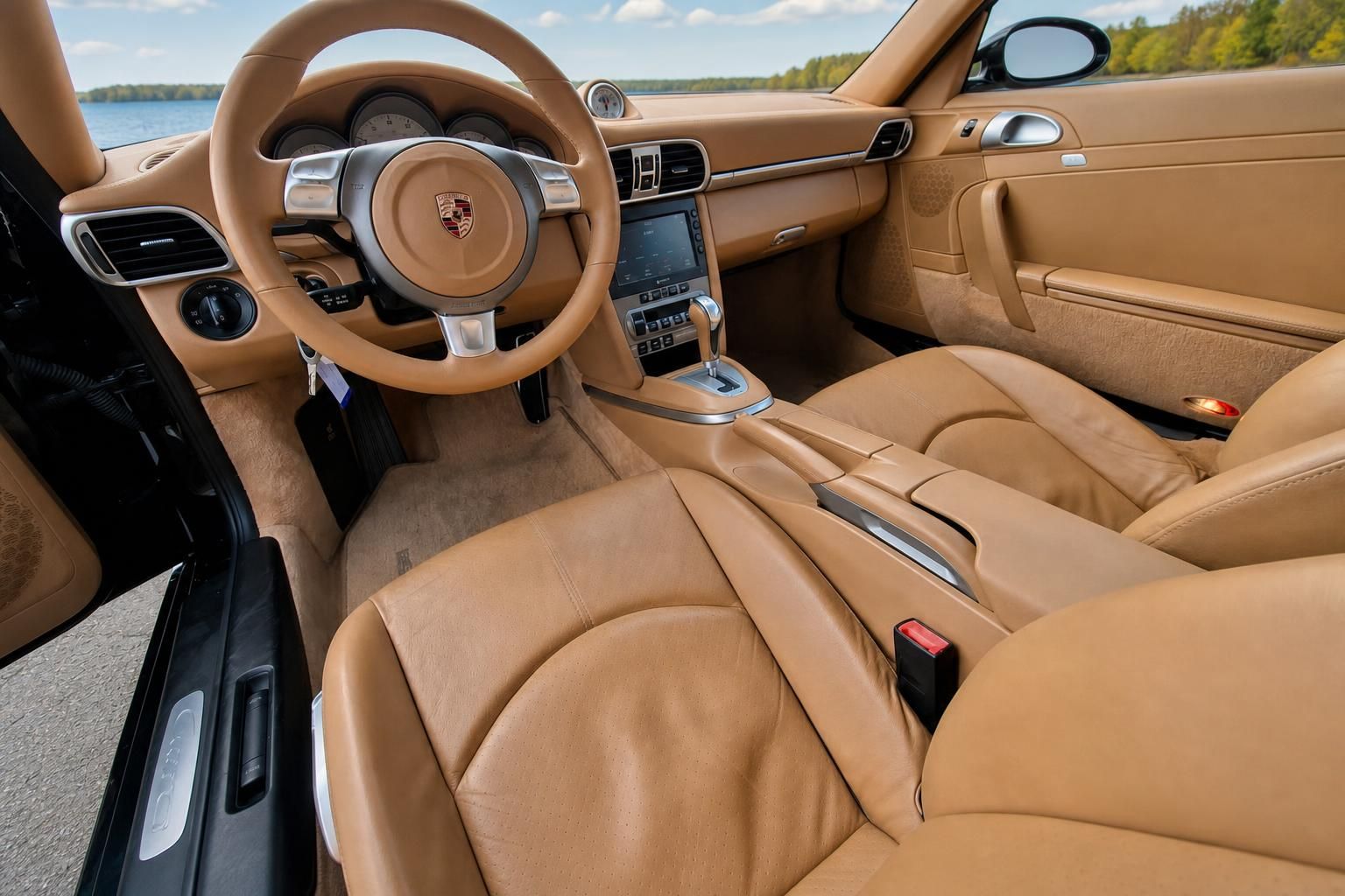 Porsche Innenraum in beige Leder - Cockpit mit Sportlenkrad und Mittelkonsole