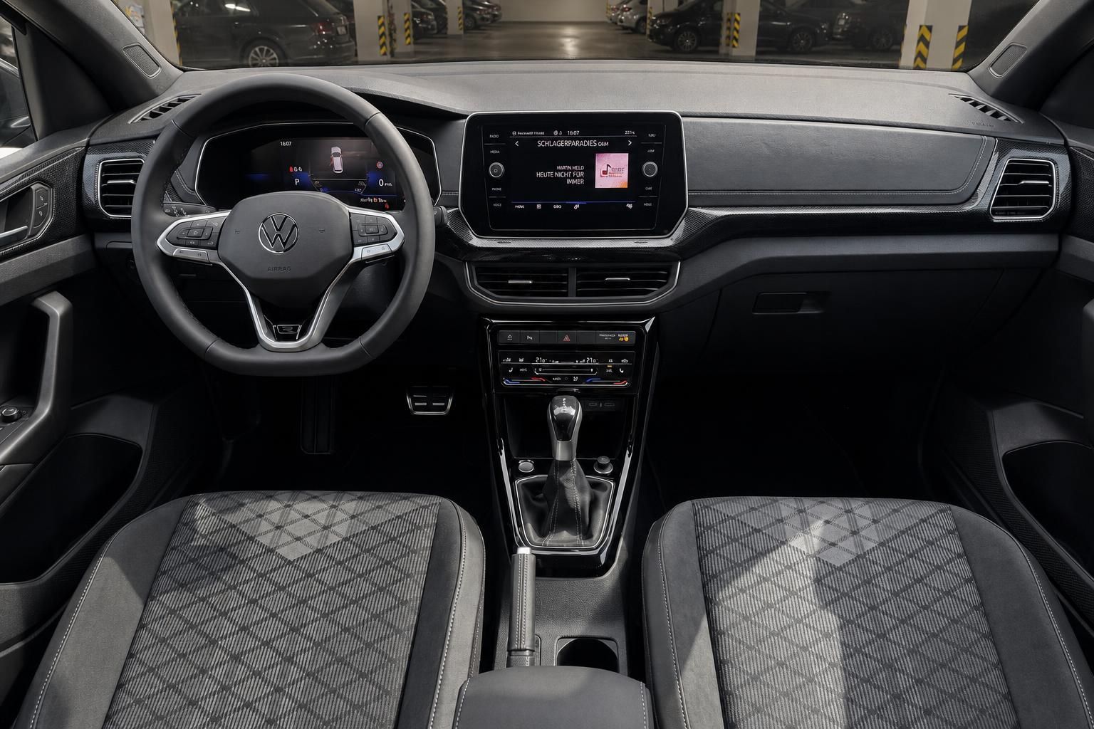 VW Cockpit mit Lenkrad, Digitaltacho und Infotainment-Bildschirm