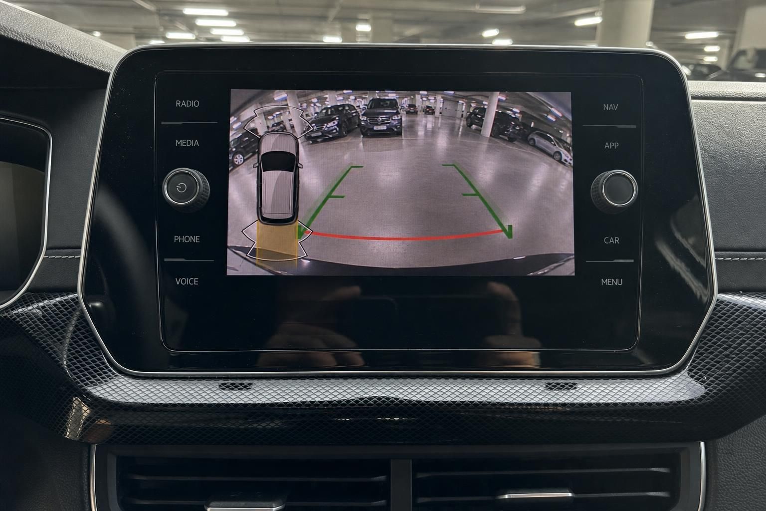 Touchscreen mit Rückfahrkamera und Umgebungsansicht im VW