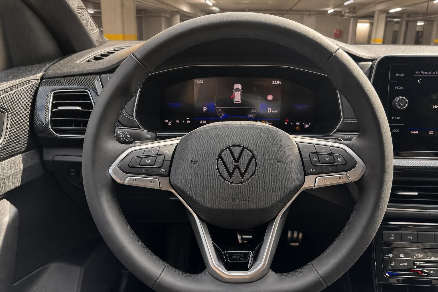 VW Lenkrad mit Multifunktionstasten und Digital-Cockpit im Detail