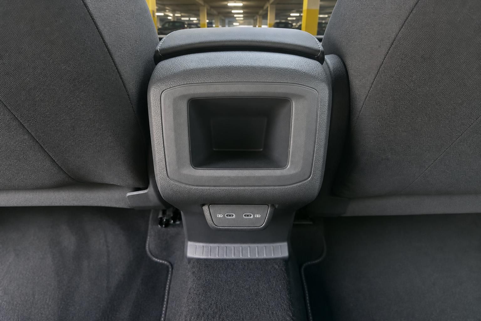 Rückseite der Kopfstütze mit USB-Anschlüssen im Fahrzeuginnenraum