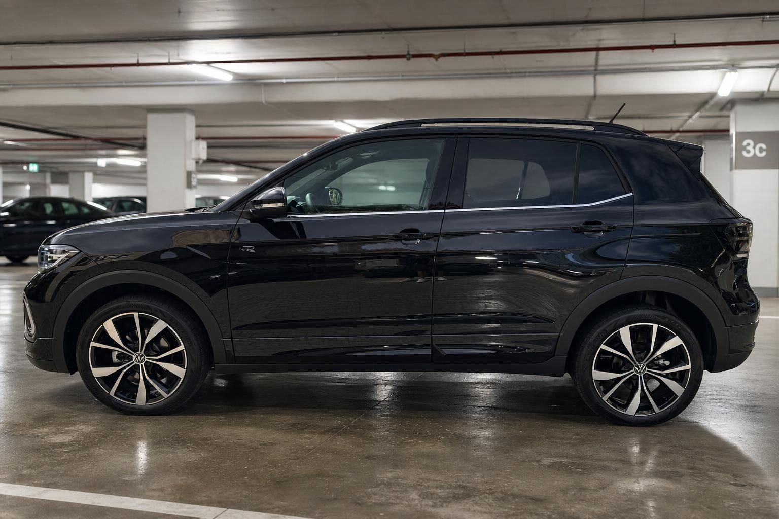 VW T-Cross R-Line schwarz Seitenansicht Parkhaus