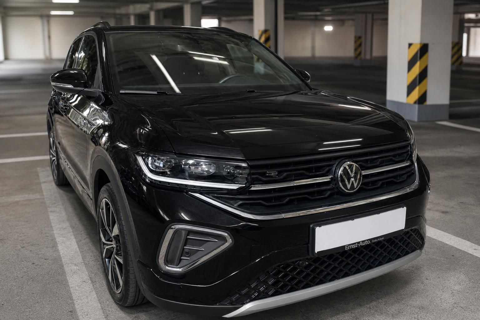VW T-Cross schwarz Frontansicht im Parkhaus