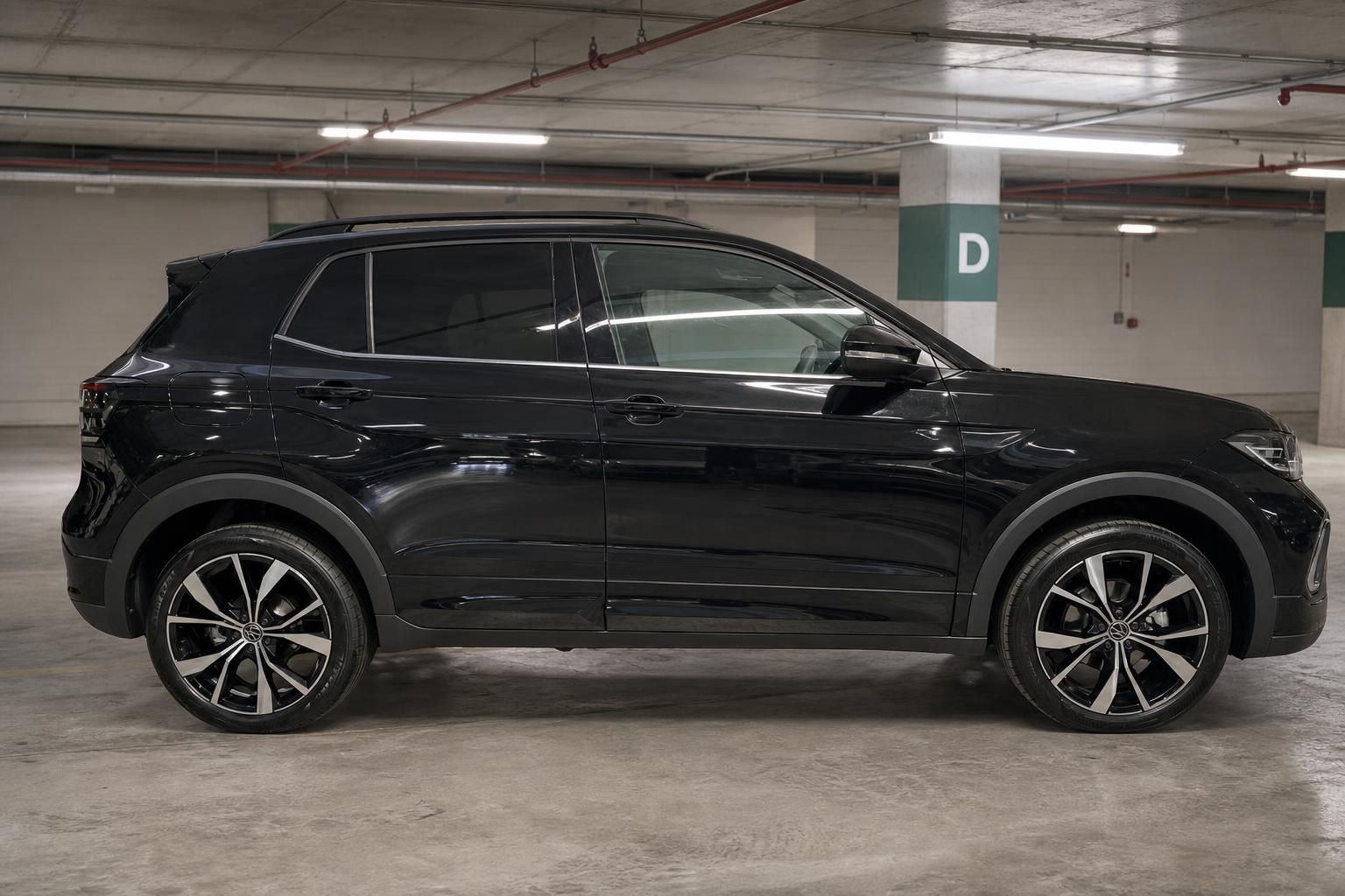 VW T-Cross schwarz Seitenansicht in Tiefgarage