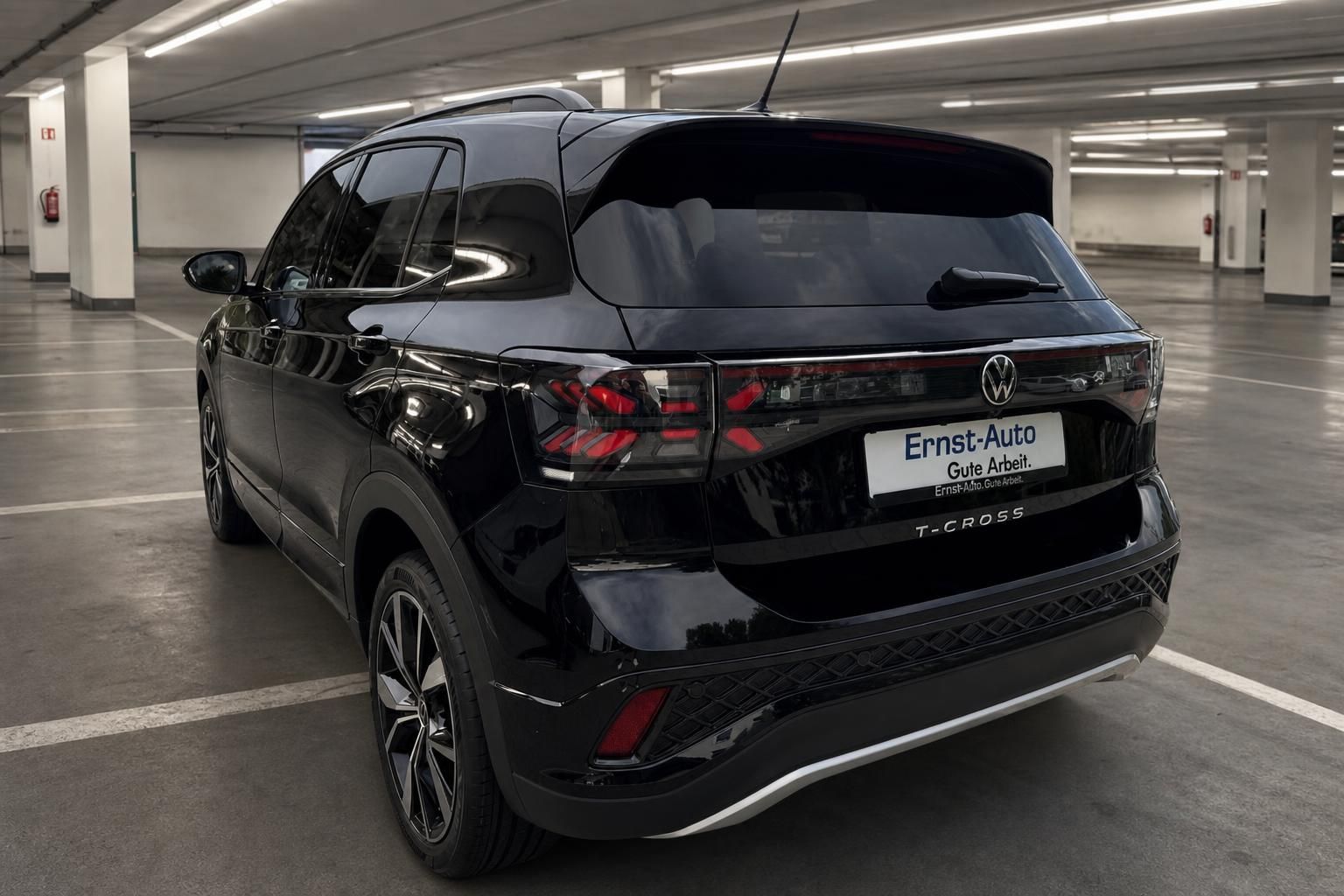 VW T-Cross schwarz Heckansicht in Tiefgarage