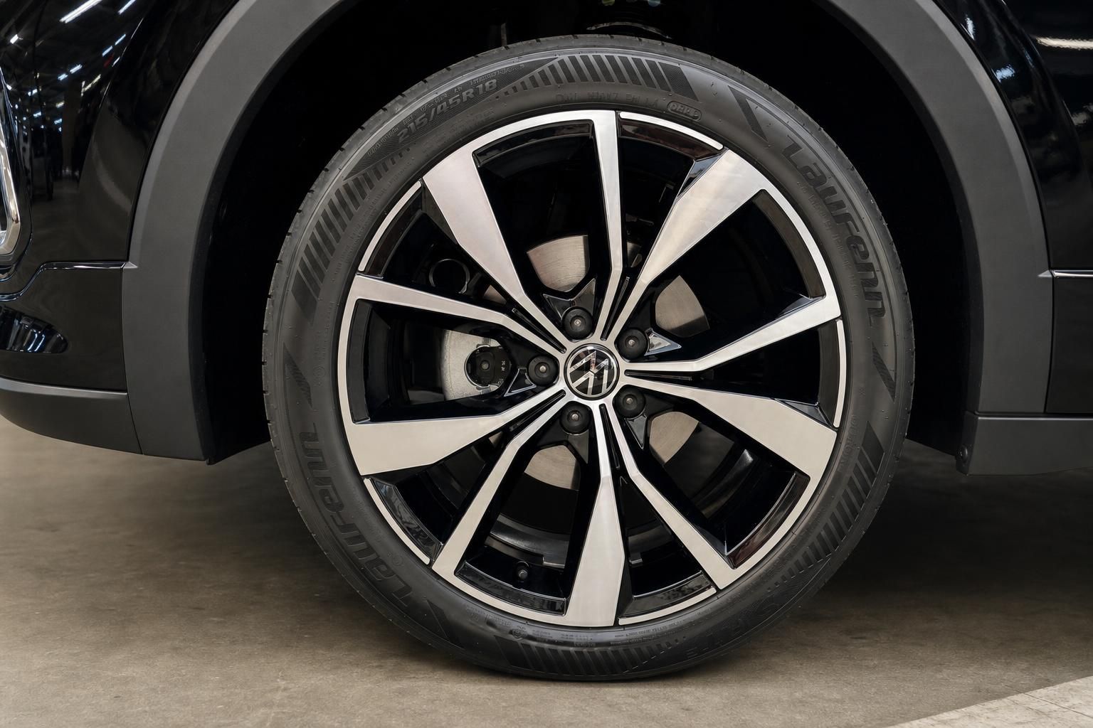 Nahaufnahme Leichtmetallfelge und Reifen eines schwarzen VW
