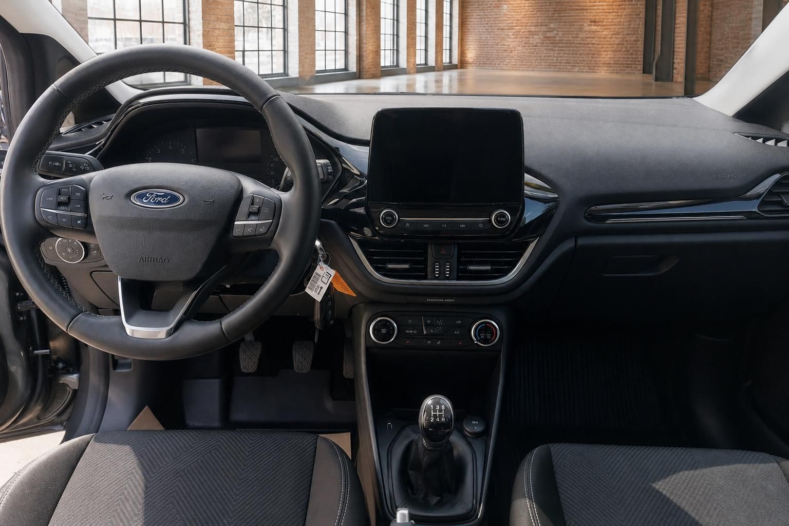 Ford Fiesta Armaturenbrett – Lenkrad mit Ford-Logo, Touchscreen und 6-Gang-Schaltgetriebe
