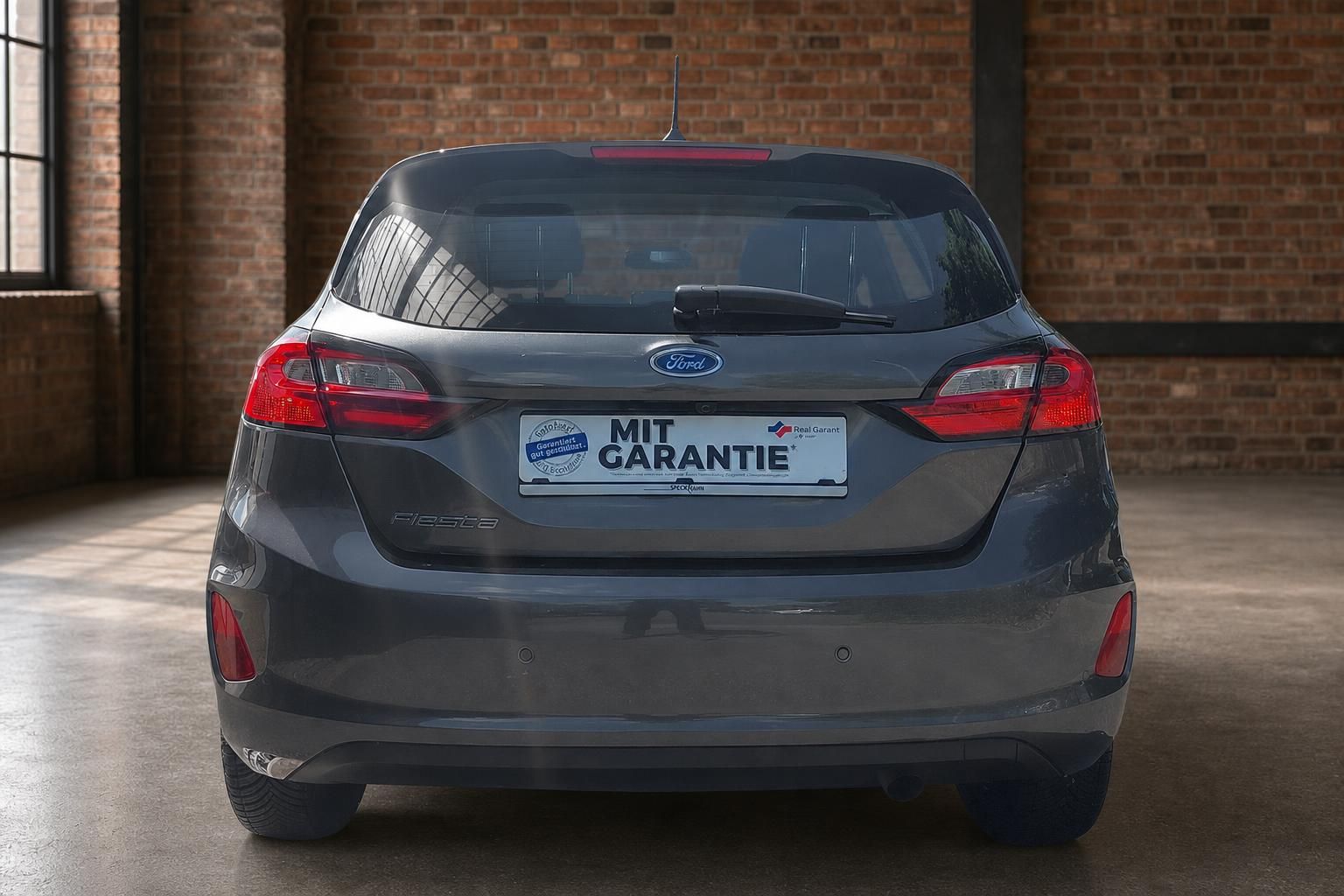Ford Fiesta grau direkte Heckansicht – Kleinwagen mit Spoiler und Rückleuchten