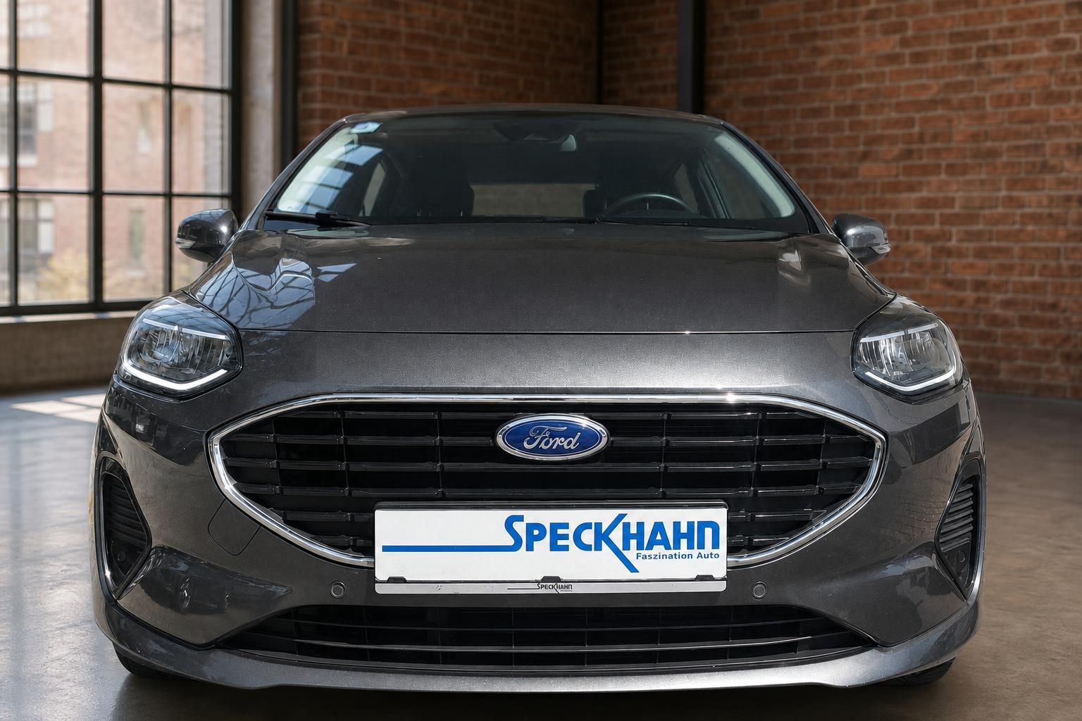 Ford Fiesta grau Frontansicht – Kühlergrill mit Ford-Logo, LED-Scheinwerfer, Händlerkennzeichen Speckhahn