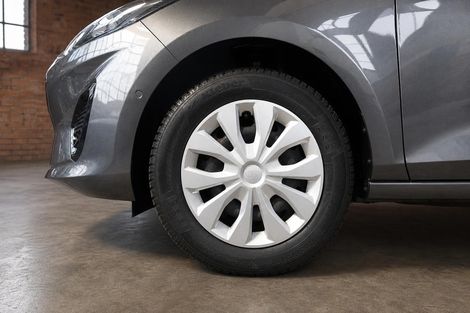 Ford Fiesta Rad-Detailaufnahme – Stahlfelge mit Radkappe und Kleber-Reifen 195/60 R15