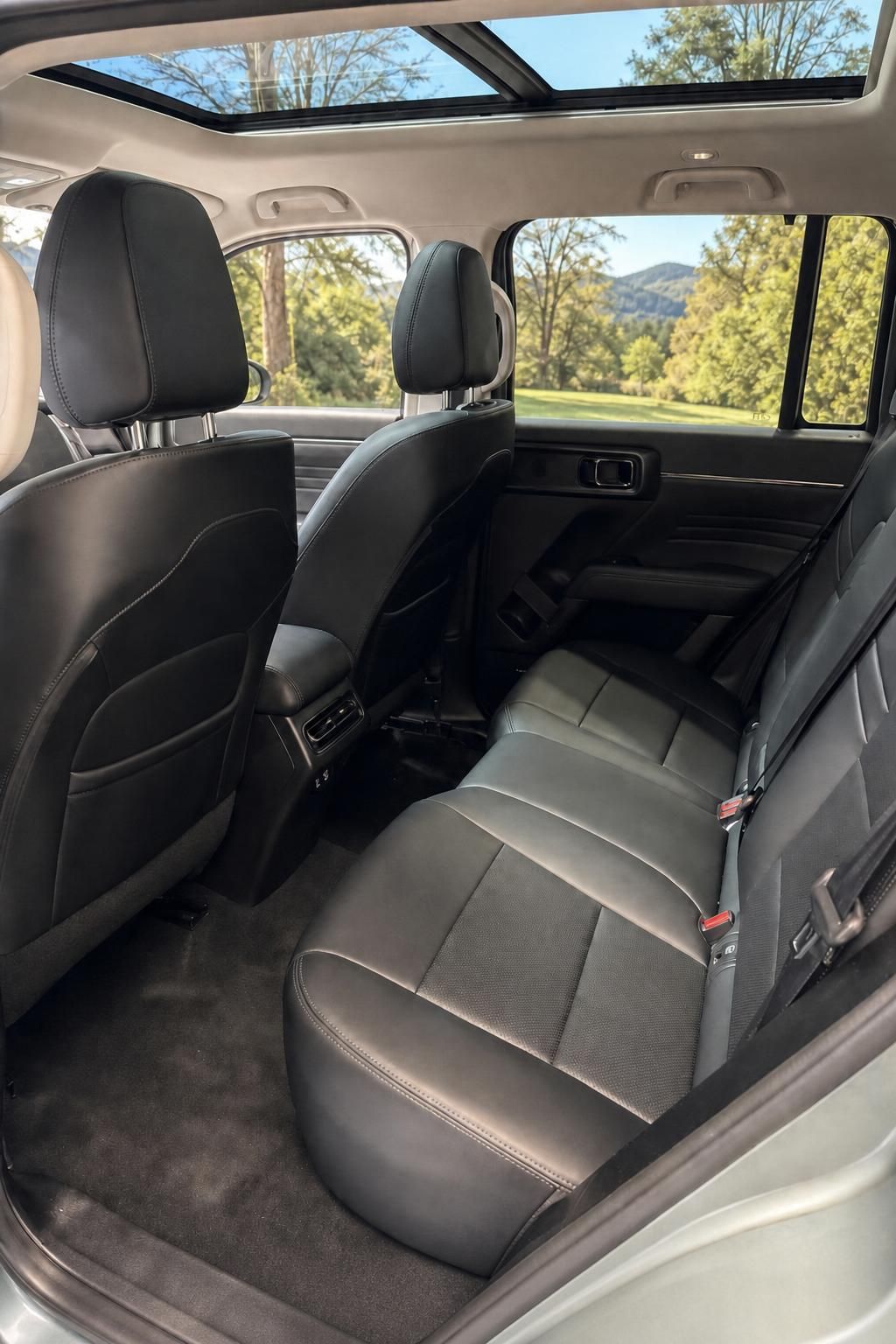 Innenraum SUV mit schwarzen Ledersitzen und Panorama-Schiebedach
