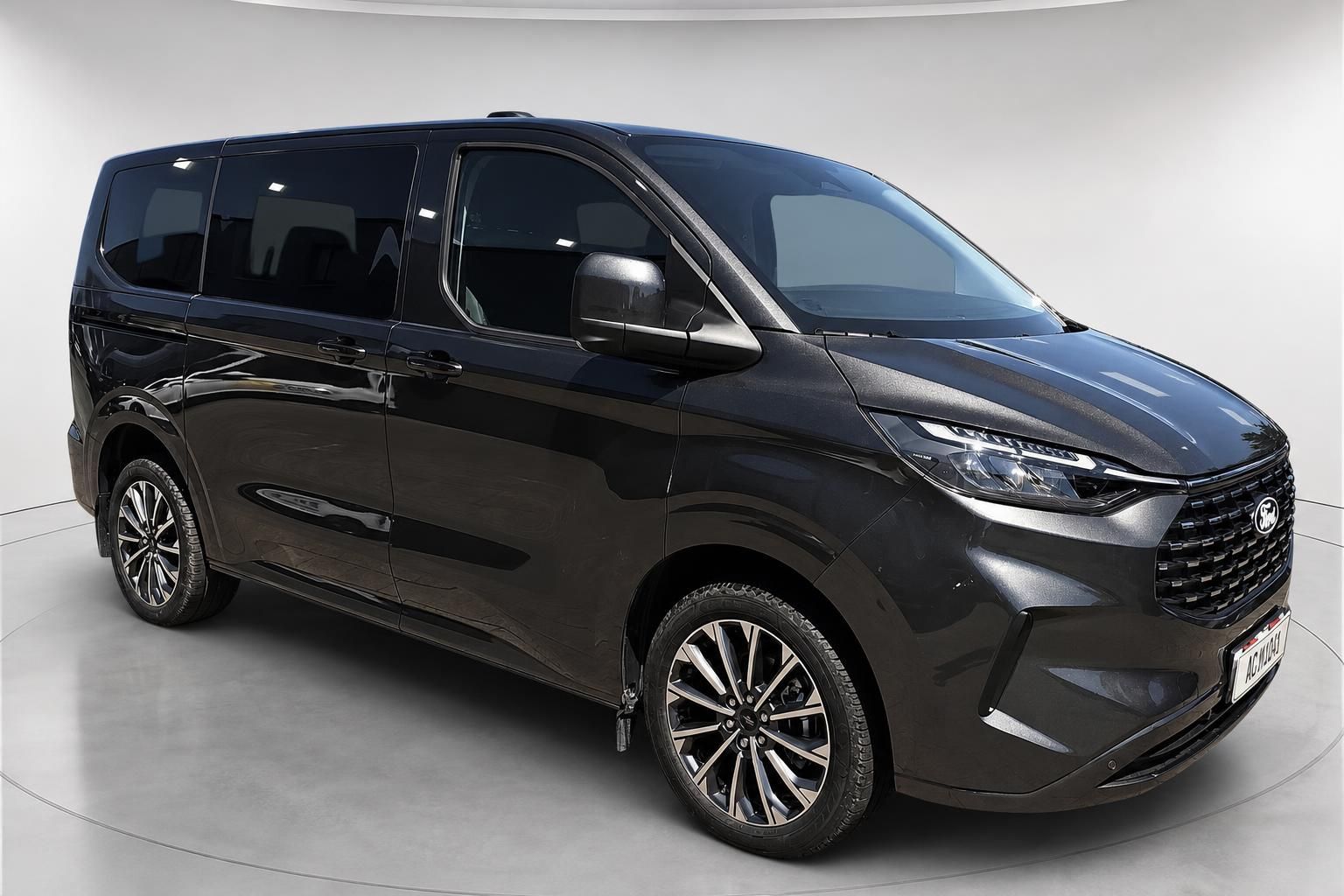 Ford Tourneo Custom in Schwarz, Frontansicht schräg von vorne