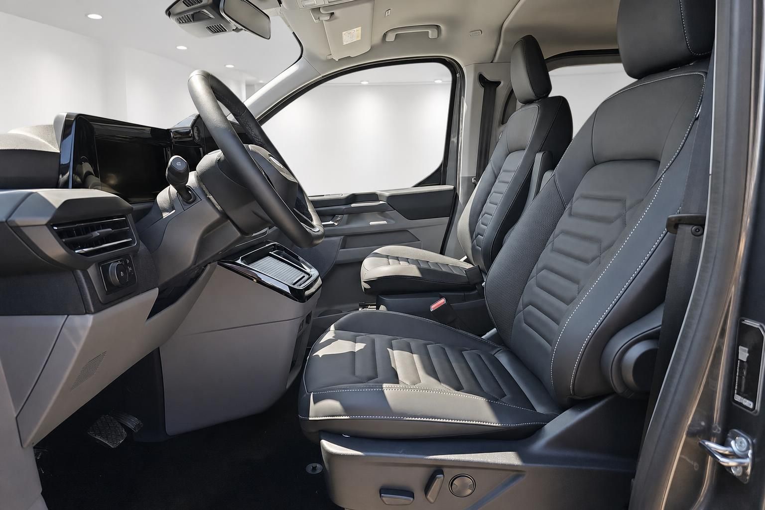 Ford Tourneo Custom Innenraum mit Ledersitzen und Cockpit