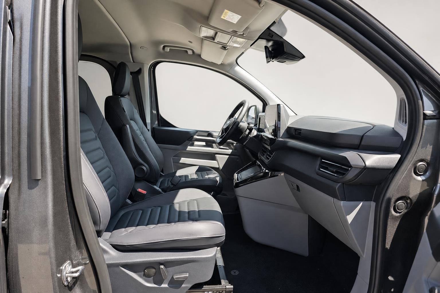 Ford Tourneo Custom Fahrerraum mit Blick auf Armaturenbrett