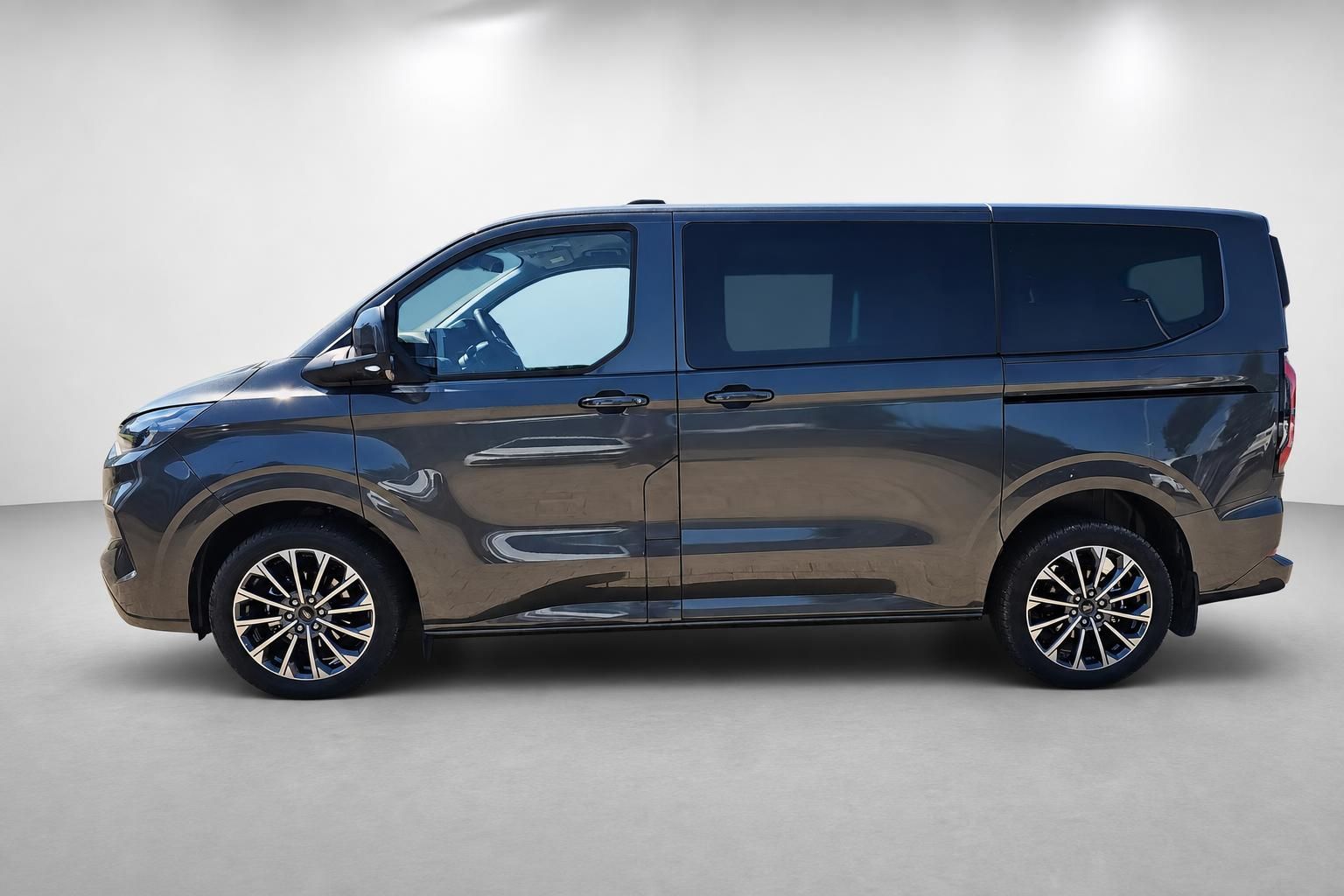 Ford Tourneo Custom Van Seitenansicht komplett im Fotostudio