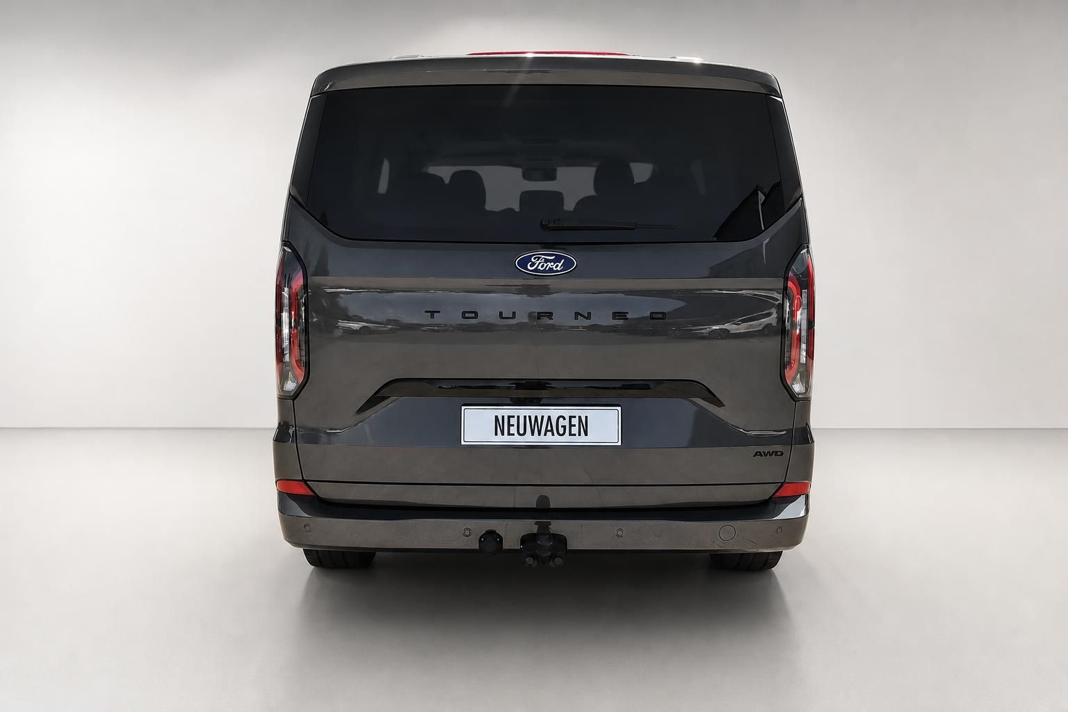 Ford Tourneo Custom Heckansicht mit Anhängerkupplung, Studioaufnahme