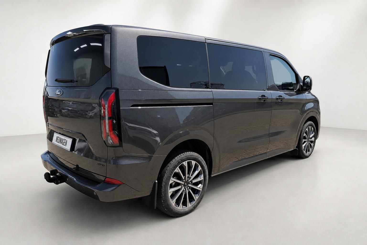 Ford Tourneo Custom in Braun-Metallic, Heck- und Seitenansicht