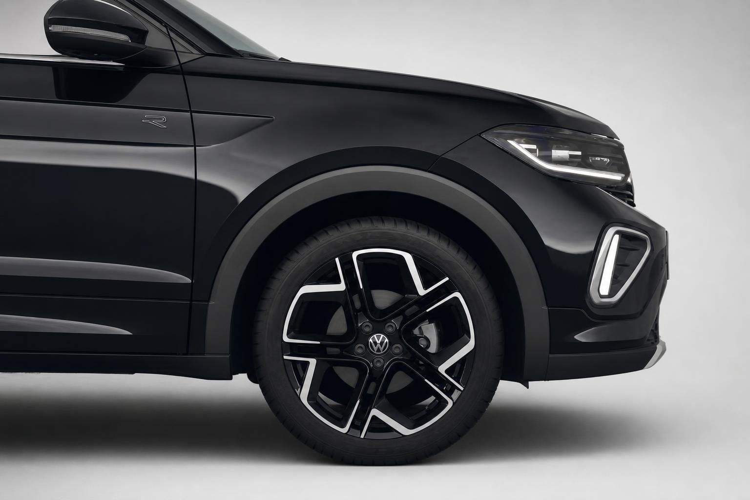 VW T-Roc R-Line Detailansicht Felge und Frontscheinwerfer in Schwarz
