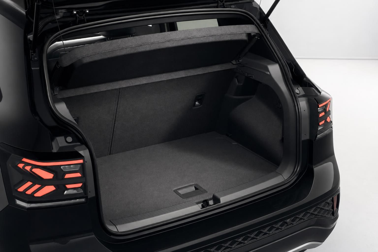 VW T-Roc Kofferraum mit geöffneter Heckklappe und viel Ladevolumen