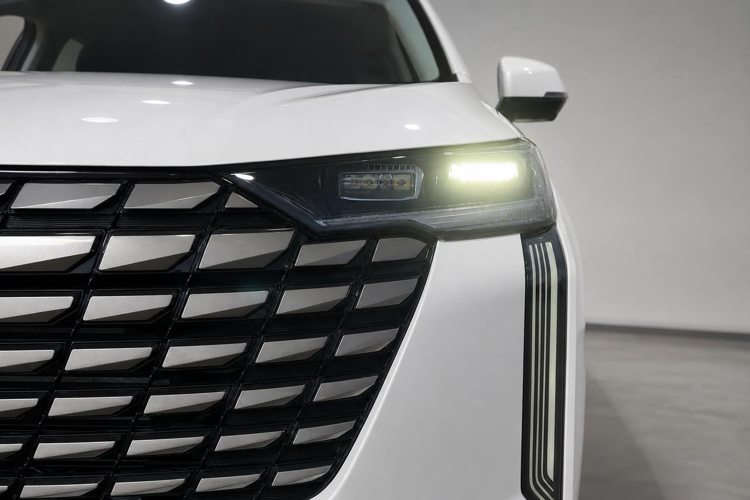 SUV Frontpartie Nahaufnahme mit LED-Scheinwerfer und großem Kühlergrill in Weiß