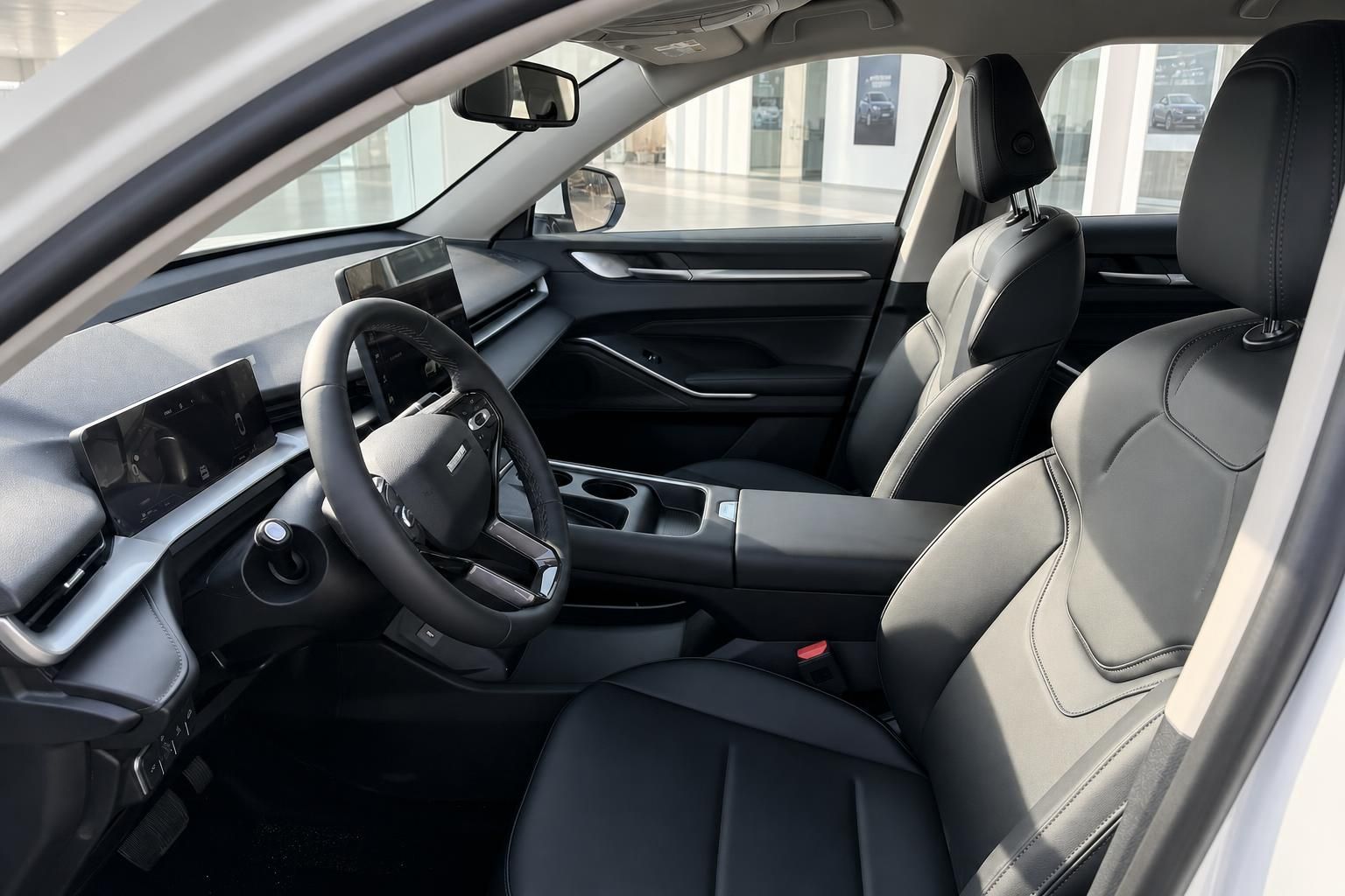 SUV Innenraum Vordersitze mit Lenkrad Mittelkonsole und schwarzem Ledersitz im Autohaus