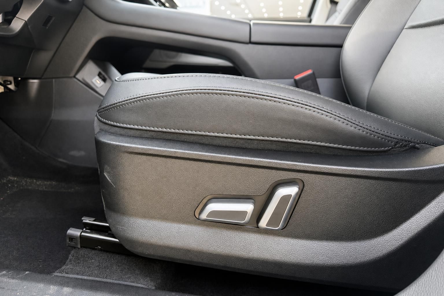 Fahrzeugsitz elektrische Verstellung Detailaufnahme schwarzes Leder Innenraum