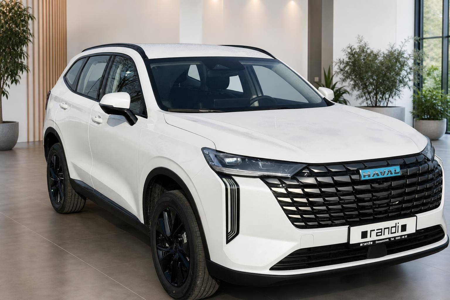 Haval SUV weiss Frontansicht schräg im Showroom mit Pflanzen – schwarze Felgen