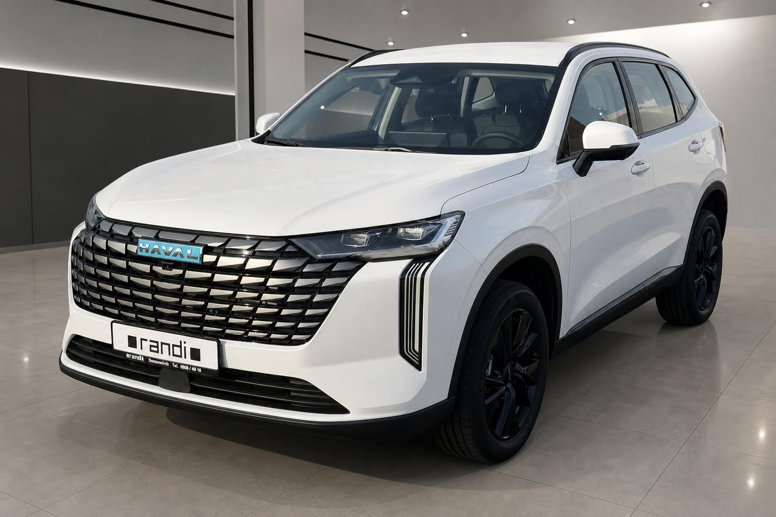 Haval SUV weiss Frontansicht schräg im Autohaus – schwarze Felgen und Kühlergrill