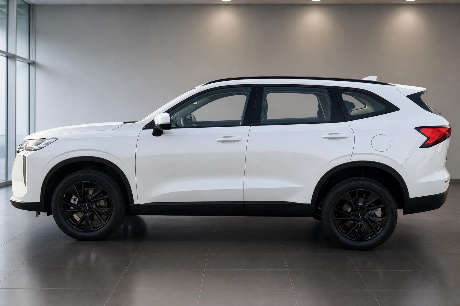 Haval SUV weiss Seitenansicht im Autohaus – schwarze Leichtmetallfelgen und Panoramadach