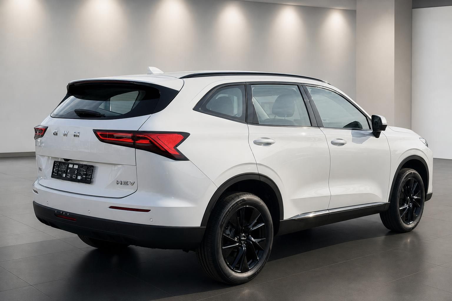GWM Haval H6 HEV weißer SUV Hybrid Heckansicht schräg im Autohaus
