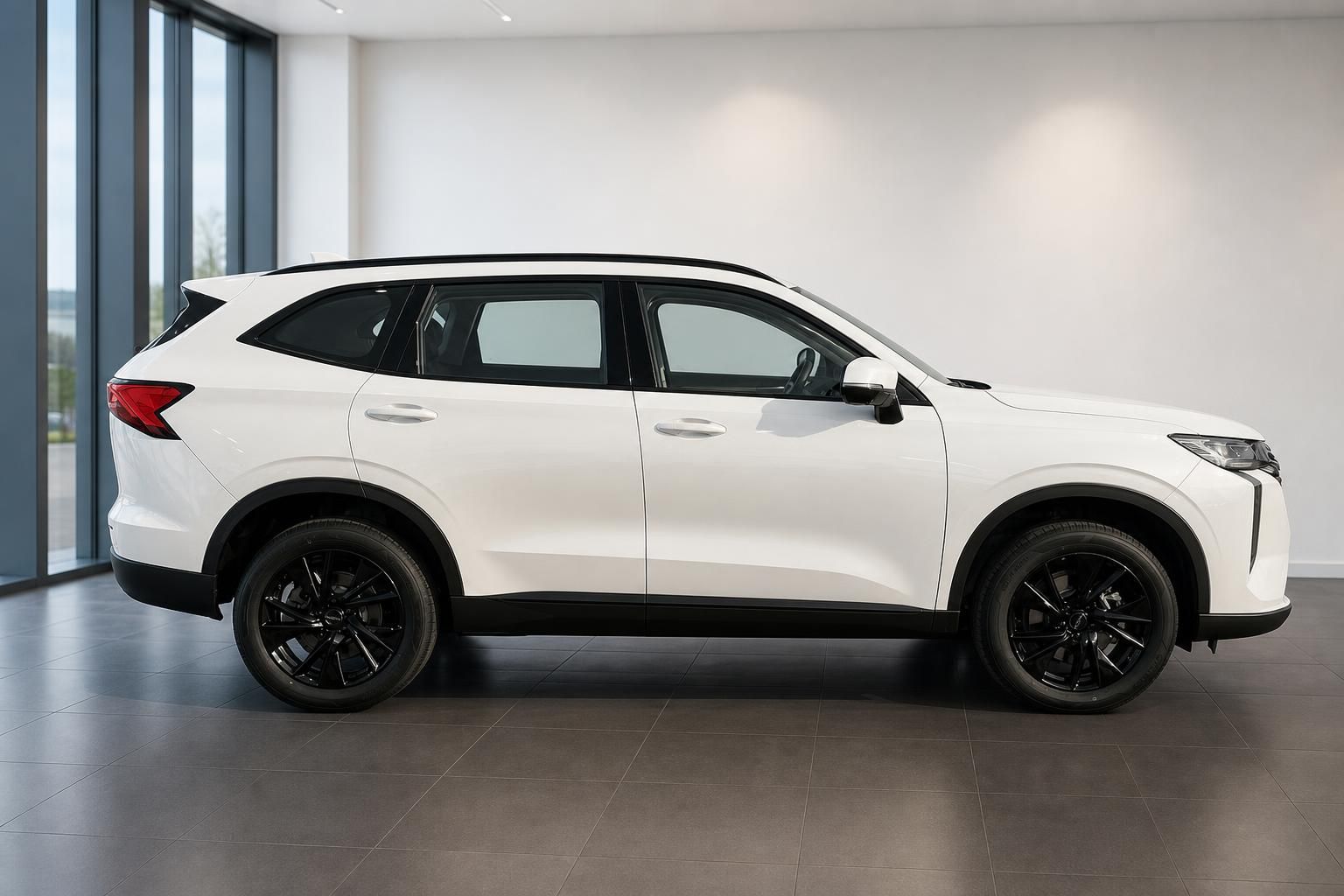 GWM Haval H6 HEV weißer SUV Hybrid Seitenansicht im Autohaus