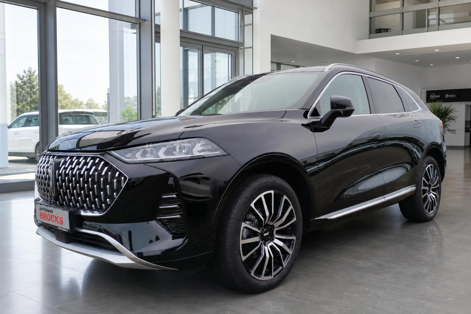 Schwarzer SUV Frontansicht schräg links im Autohaus Brocks Showroom mit Chrom-Kühlergrill