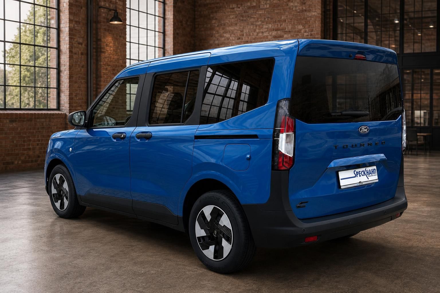 Ford Tourneo blau Heckansicht seitlich in historischer Halle