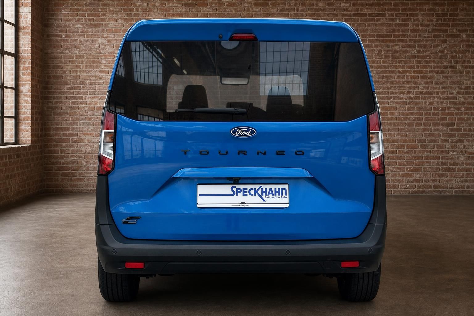 Ford Tourneo blau Heckansicht frontal vor Backsteinwand