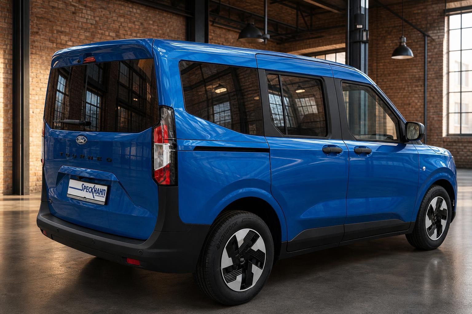Ford Tourneo blau Heck- und Seitenansicht in Loft-Ambiente
