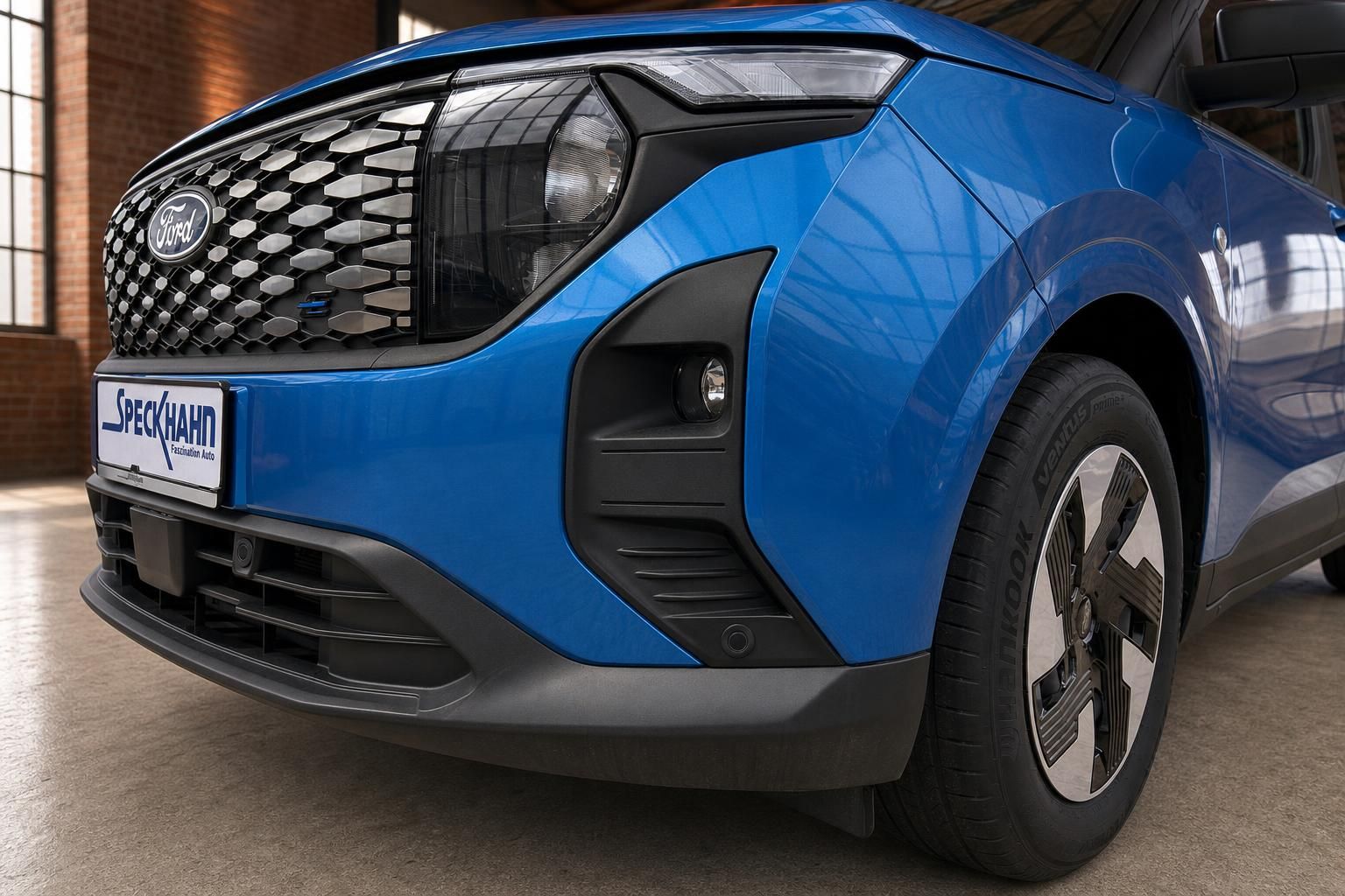 Ford Tourneo Courier blau Detailansicht Frontstoßstange und Felge