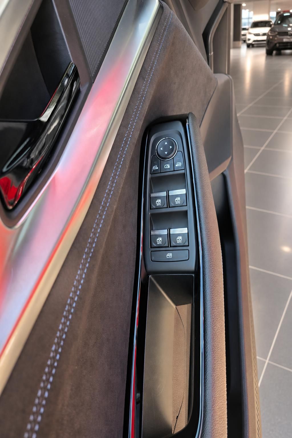 Renault Austral Tuerverkleidung mit Fensterheber-Bedienelementen im Detail