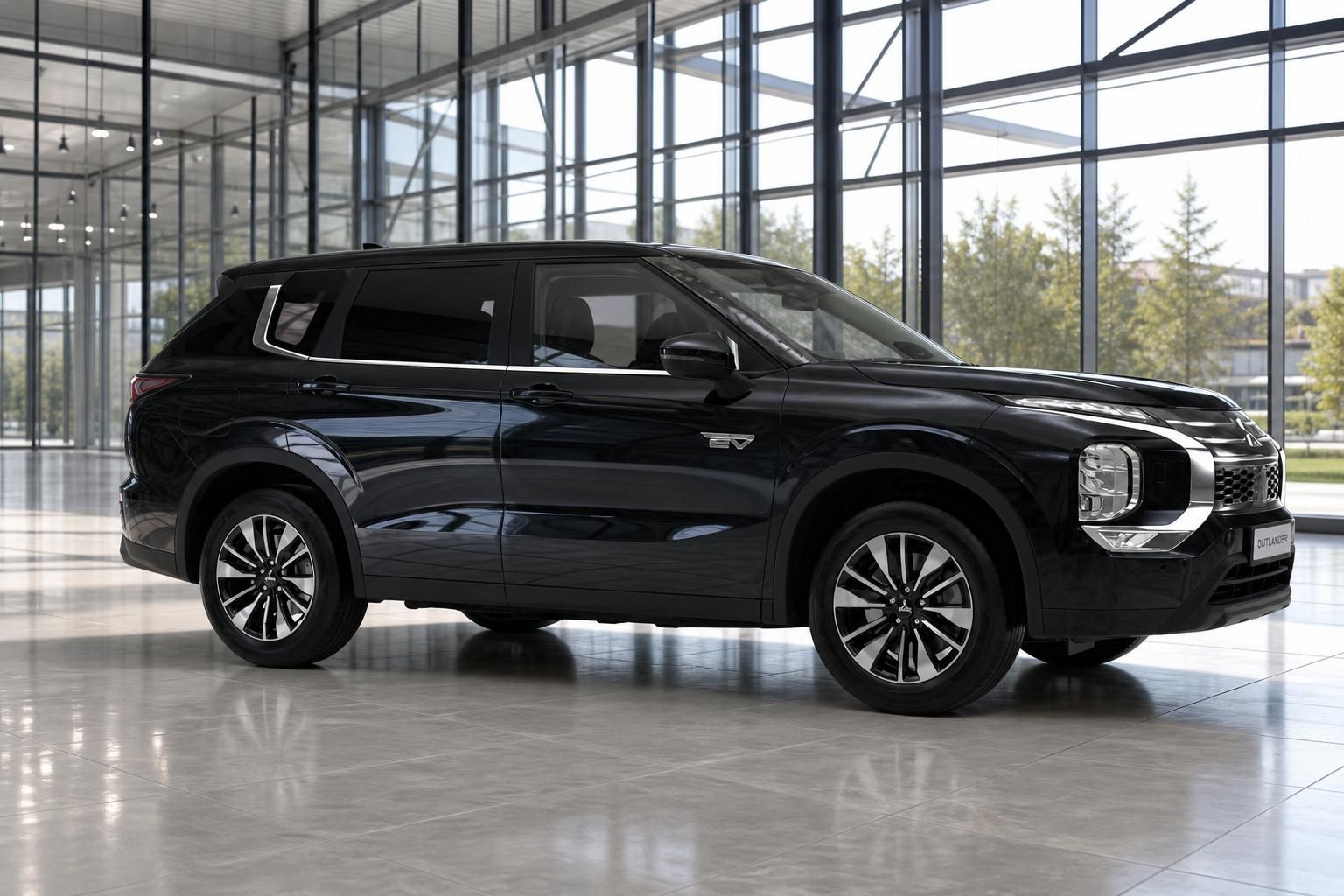 Mitsubishi Outlander schwarz Seitenansicht im lichtdurchfluteten Showroom