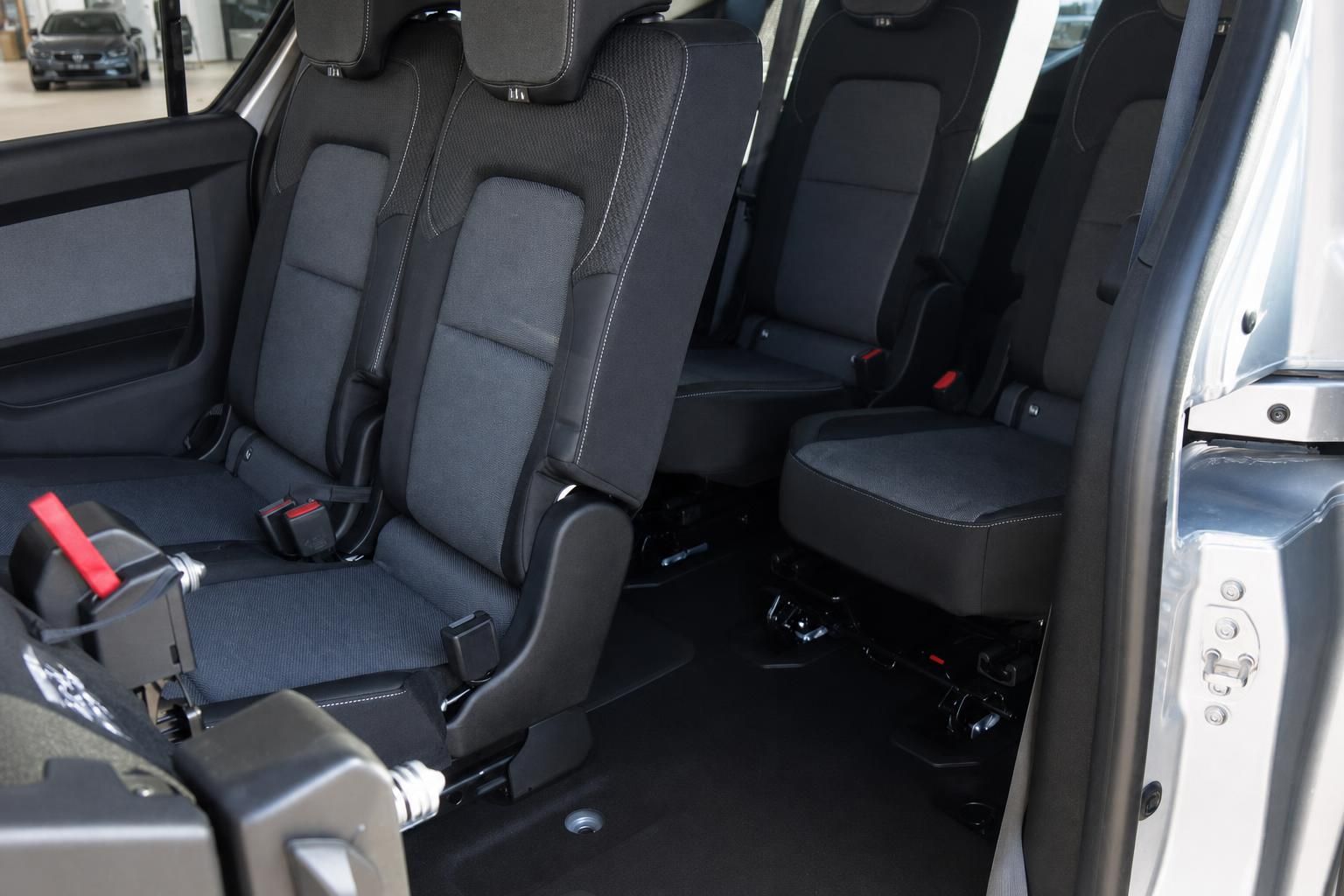 Rücksitze des Minivans mit grauer Polsterung und Sicherheitsgurten