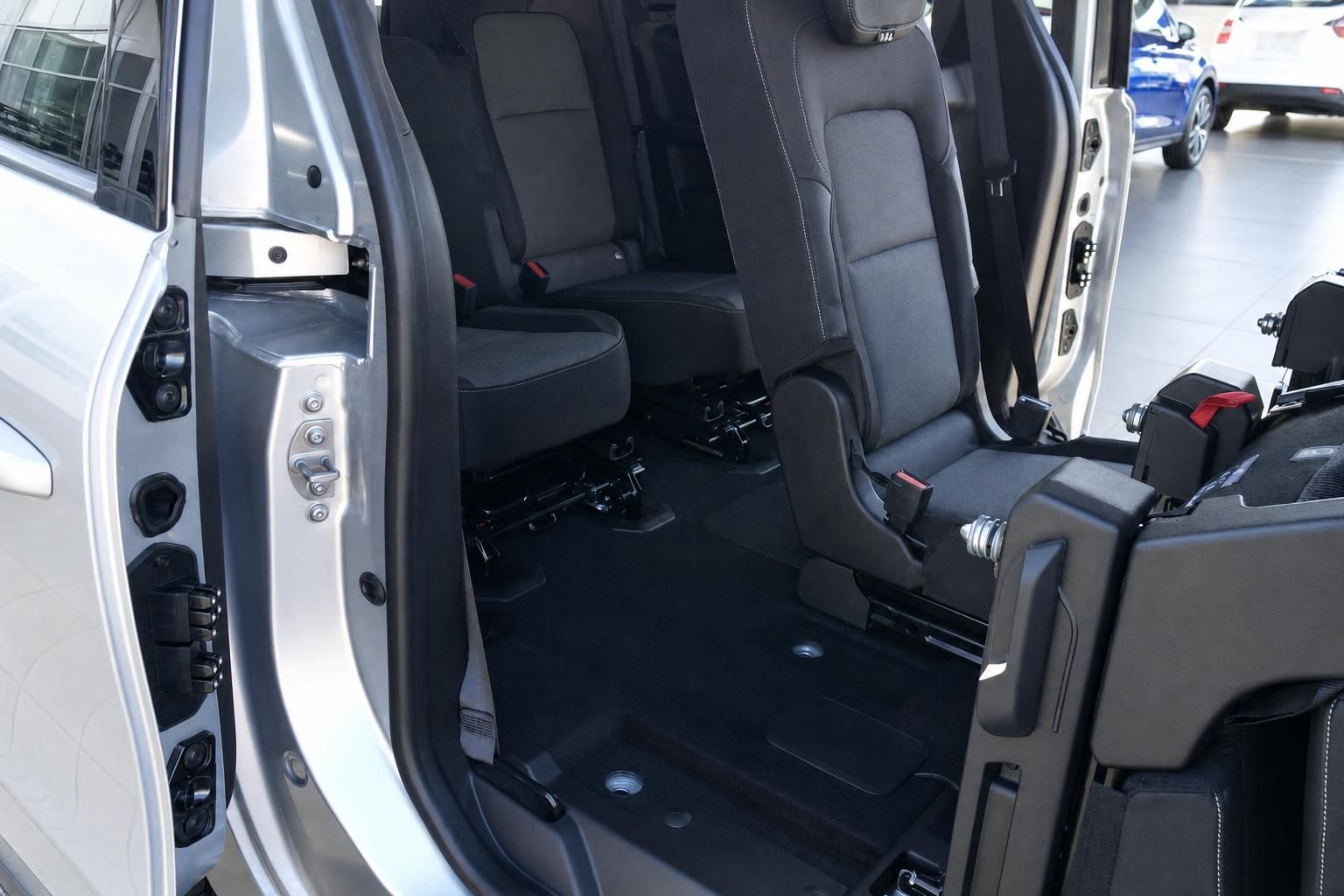 Variablesitzkonzept des Minivans mit umklappbaren Sitzen und Bodenschienen