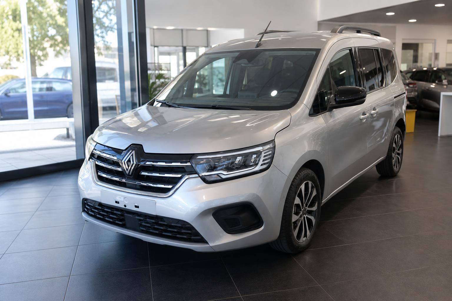 Renault Kangoo silber im Autohaus-Showroom mit modernen LED-Scheinwerfern und Leichtmetallfelgen